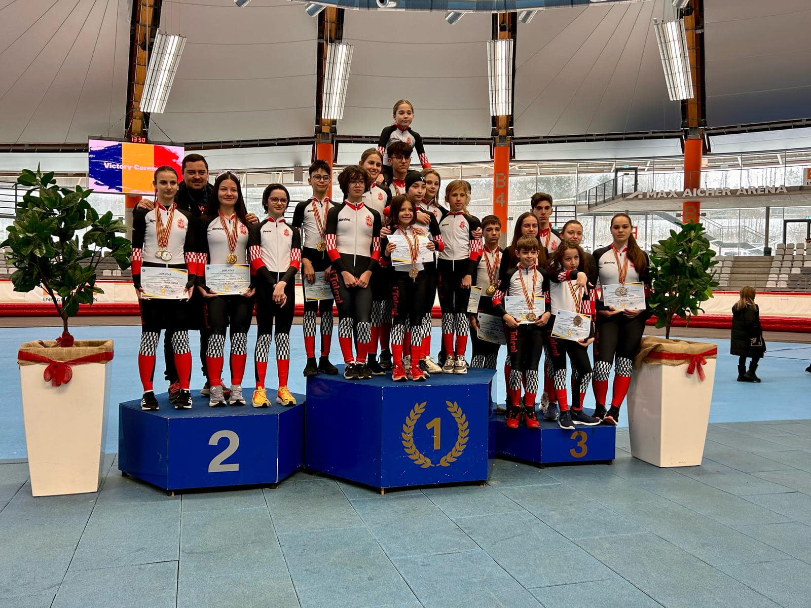 Copii pe podium la competiție de patinaj viteză